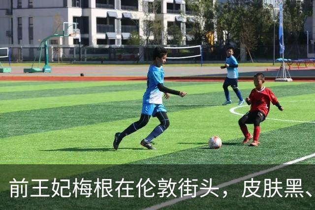 前王妃梅根在伦敦街头，皮肤黑、瘦成皮包骨，一脸褶子身上很多斑